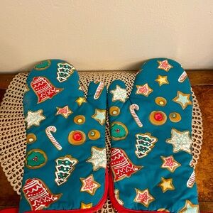 The Pioneer Woman Red and Green Holiday Oven Mitts